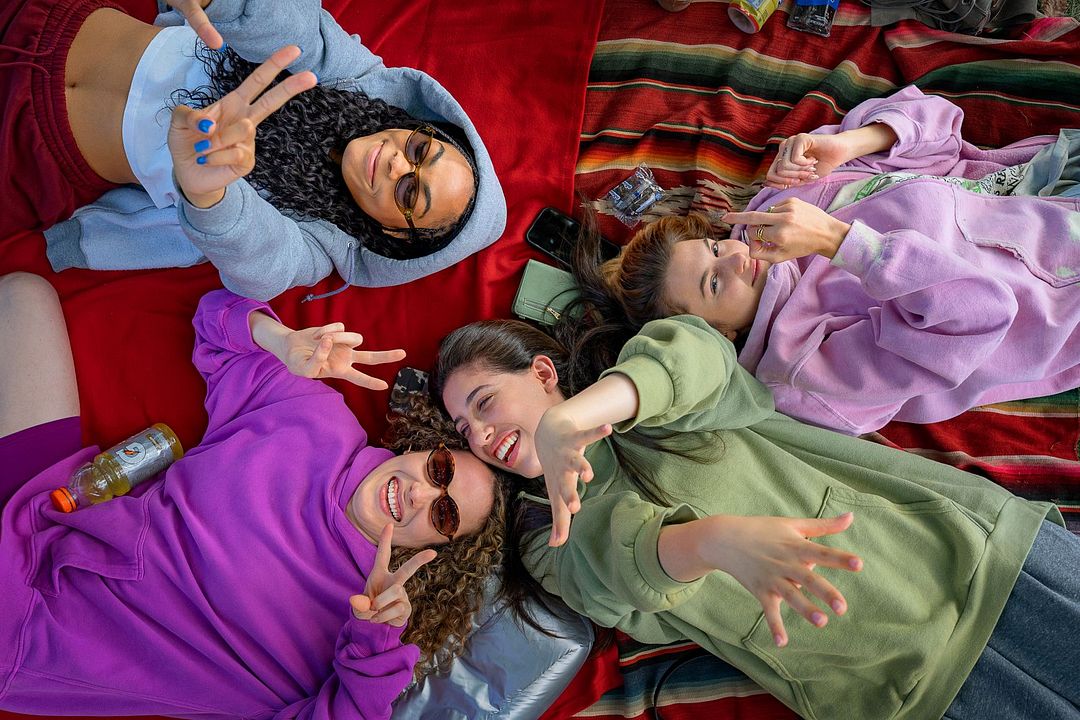 Oda Arkadaşları : Fotoğraf Bella Murphy, Jaya Harper, Sadie Sandler, Chloe East