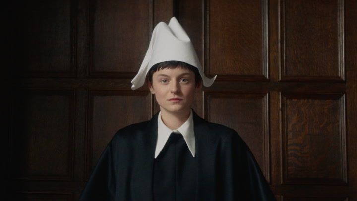 Hero'nun 100 Gecesi : Fotoğraf Emma Corrin