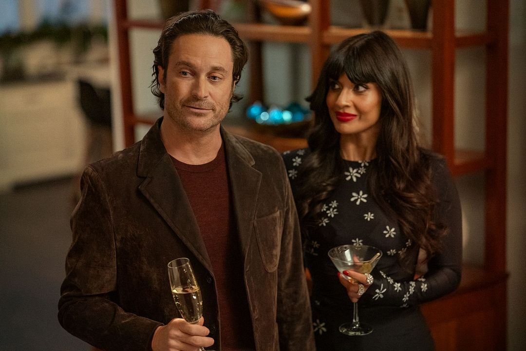 Bizim Mutlu Noelimiz : Fotoğraf Jameela Jamil, Oliver Hudson