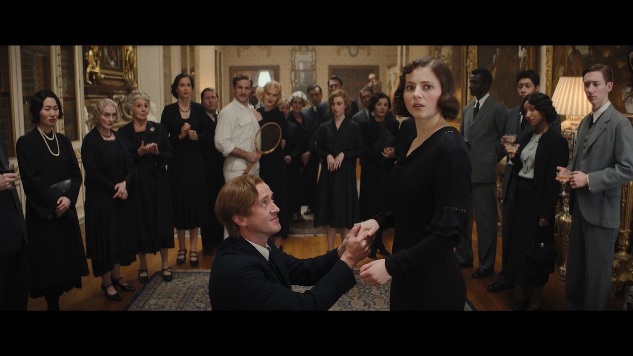 Fackham Hall : Fotoğraf Thomasin McKenzie, Tom Felton