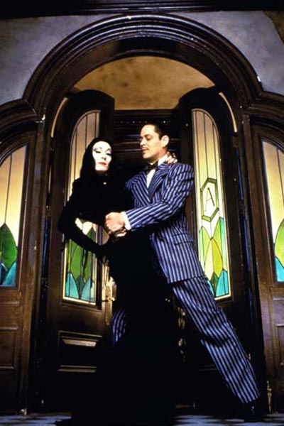 Addams Ailesi : Fotoğraf Raúl Julia, Anjelica Huston