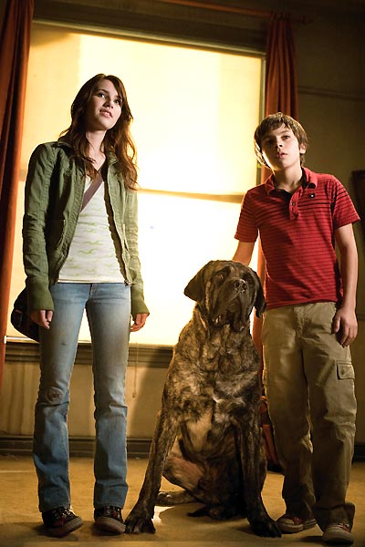 Köpek Oteli : Fotoğraf Jake T. Austin, Emma Roberts