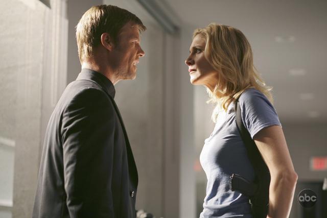 "V" : Fotoğraf Elizabeth Mitchell, Joel Gretsch