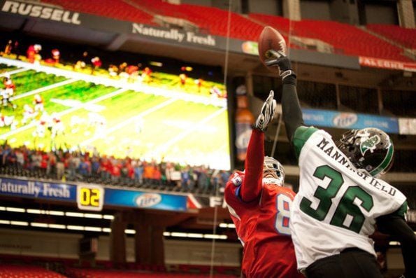 Necessary Roughness : Fotoğraf Terrell Owens, Mehcad Brooks