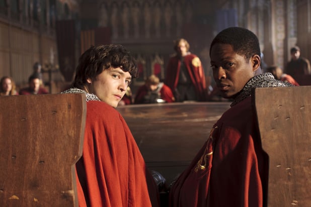 Merlin : Fotoğraf Tomiwa Edun, Alexander Vlahos