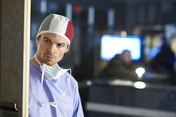 Saving Hope : Fotoğraf Daniel Gillies