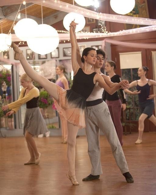 Bunheads : Fotoğraf Julia Goldani Telles