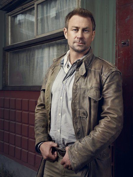 Fotoğraf Grant Bowler