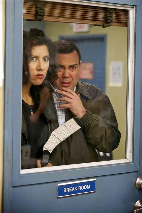 Brooklyn Nine-Nine : Fotoğraf Joe Lo Truglio, Stephanie Beatriz