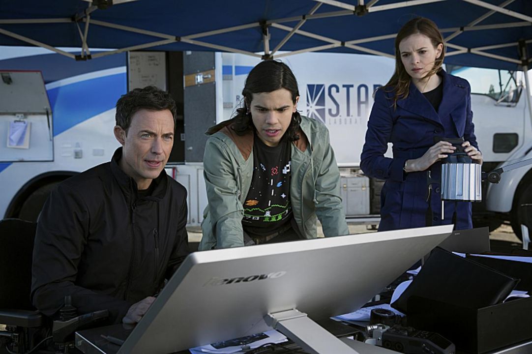 Fotoğraf Tom Cavanagh, Carlos Valdes, Danielle Panabaker