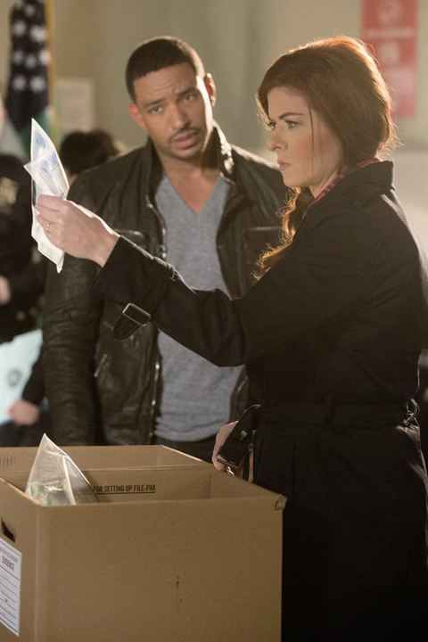 The Mysteries of Laura : Fotoğraf Laz Alonso, Debra Messing