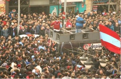 Yağmur: Kıyamet Çiçeği : Fotoğraf