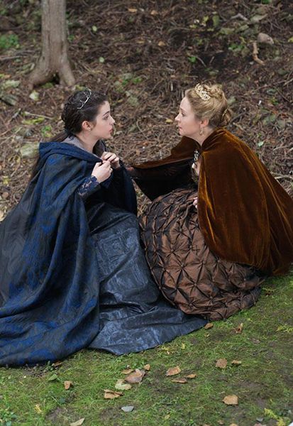 Reign : Fotoğraf Megan Follows, Adelaide Kane