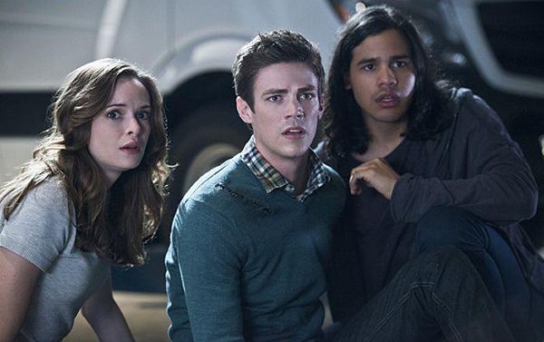 Fotoğraf Carlos Valdes, Grant Gustin, Danielle Panabaker