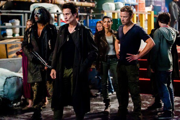 Dominion : Fotoğraf Kim Engelbrecht, Simon Merrells, Christopher Egan