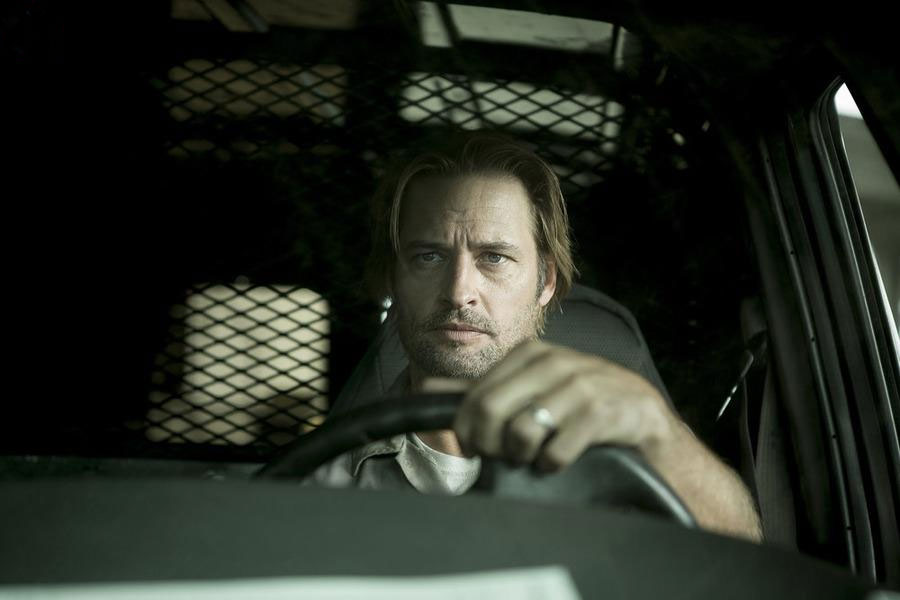 Colony : Fotoğraf Josh Holloway