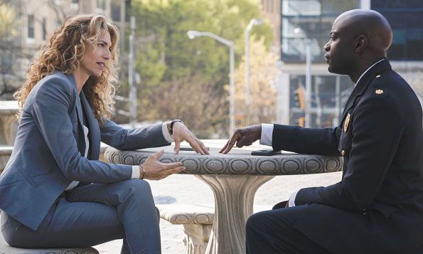 Containment : Fotoğraf David Gyasi, Claudia Black