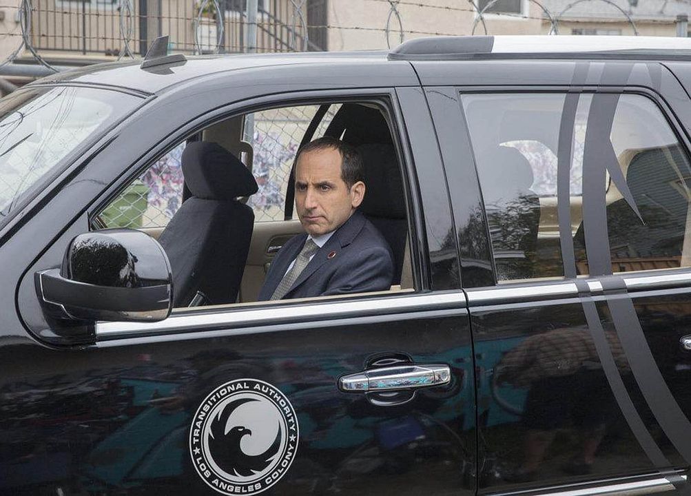 Colony : Fotoğraf Peter Jacobson