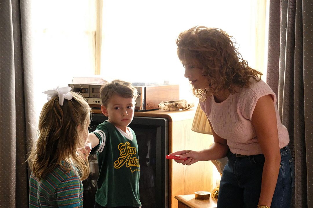 Kevin (Probably) Saves the World : Fotoğraf Chandler Head