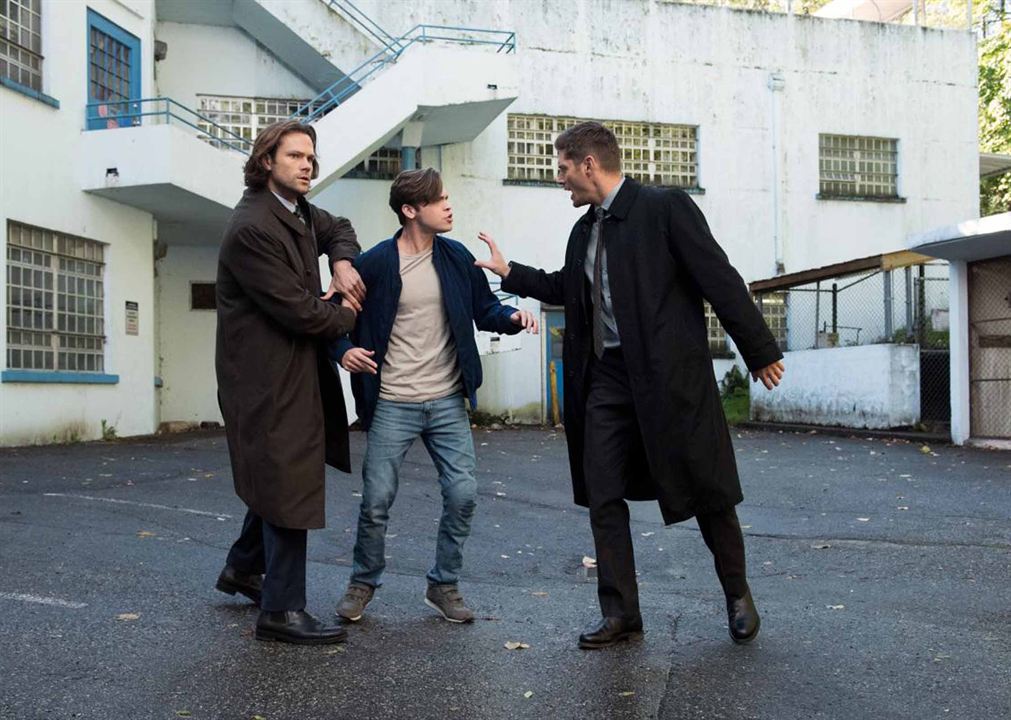 Supernatural : Afiş Alexander Calvert, Jared Padalecki, Jensen Ackles