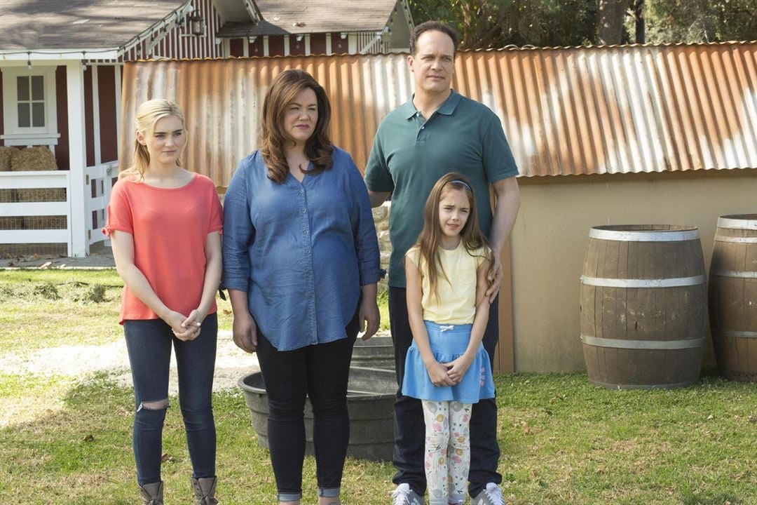 Fotoğraf Katy Mixon, Julia Butters, Meg Donnelly, Diedrich Bader