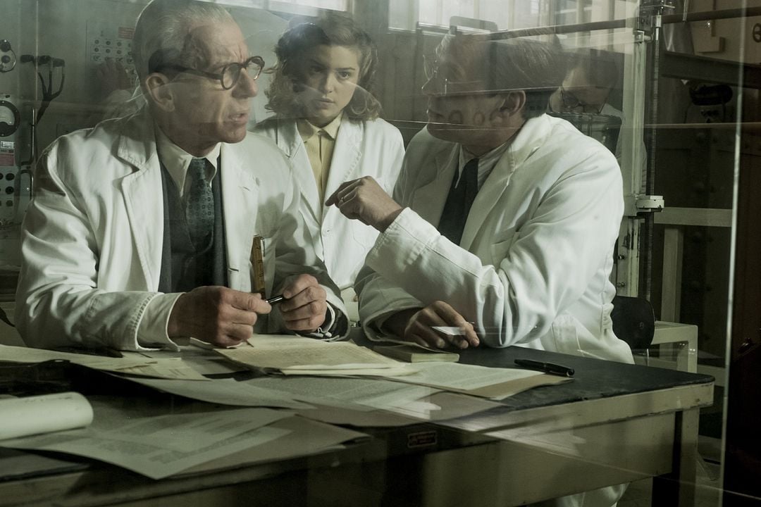 Red Joan : Fotoğraf Sophie Cookson, Tom Hughes