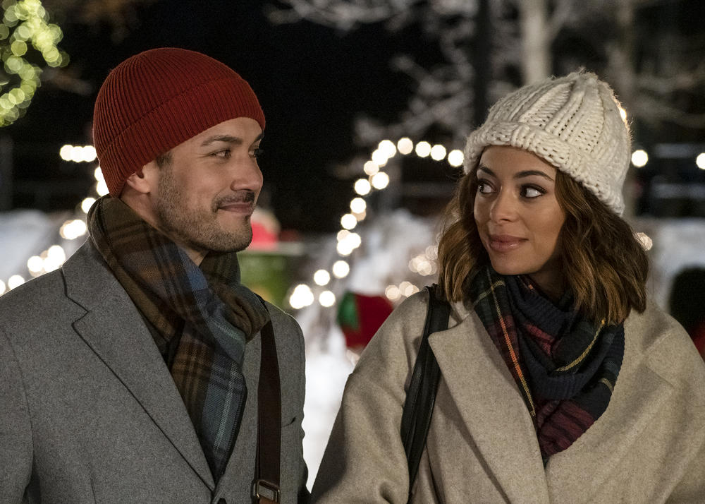 Christmas Unwrapped : Fotoğraf Marco Grazzini, Amber Stevens West