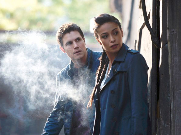 Fotoğraf Meta Golding, Robbie Amell