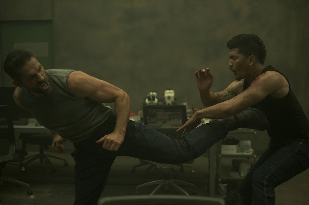 Fotoğraf Scott Adkins, Iko Uwais